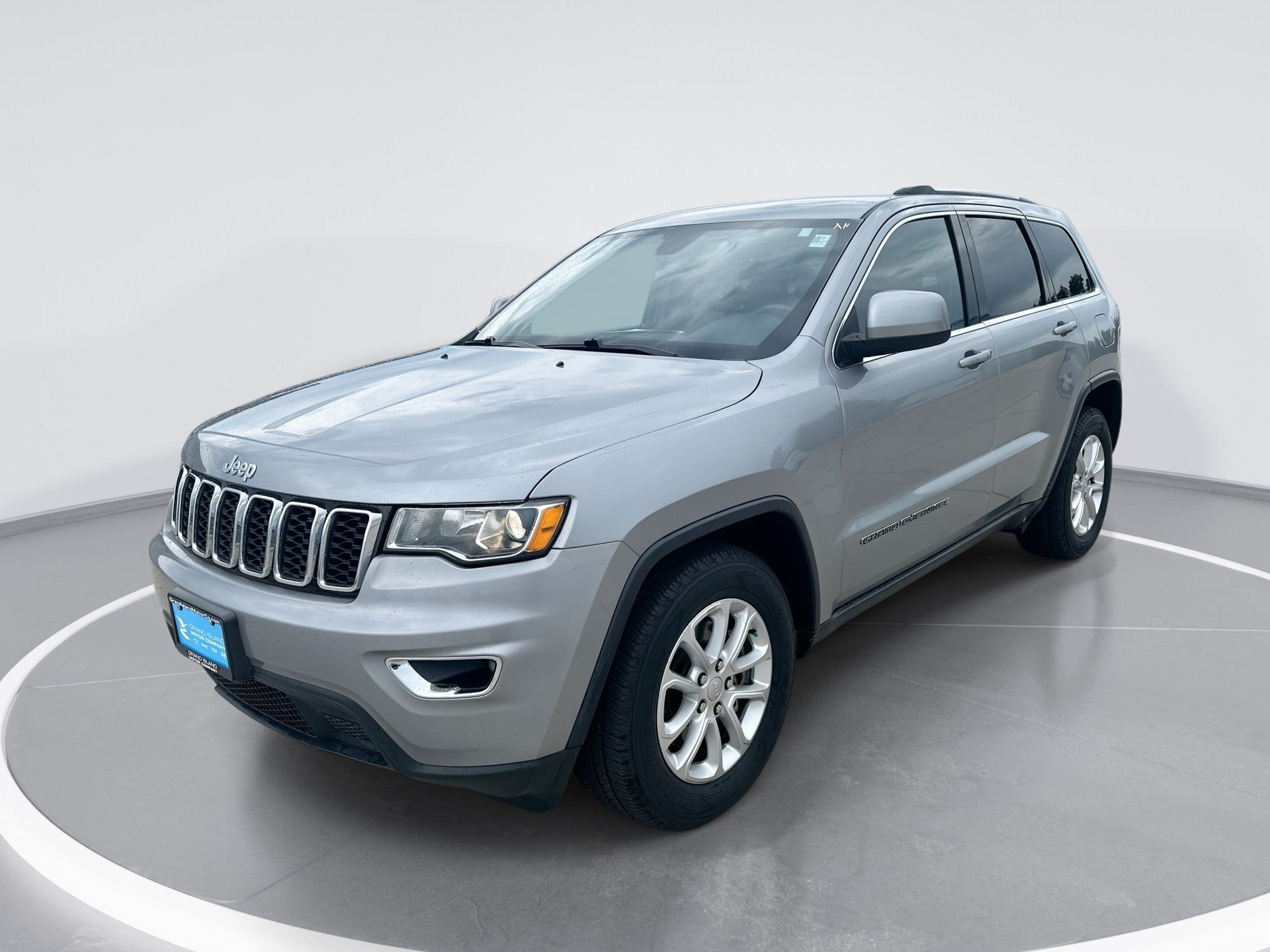 2021 Jeep Grand Cherokee Laredo E in Billet Silver M — front three-quarter view