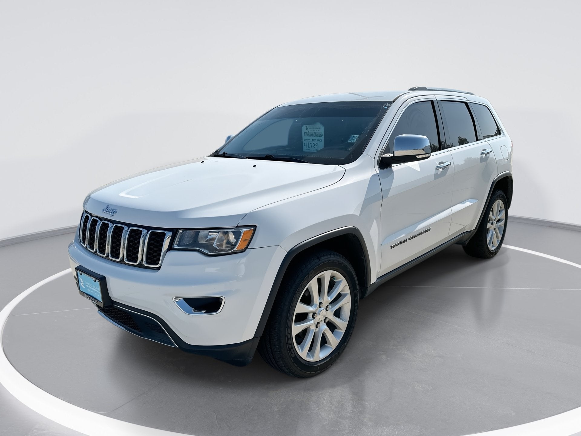 2017 Jeep Grand Cherokee Limited in Bright White Cl — front three-quarter view