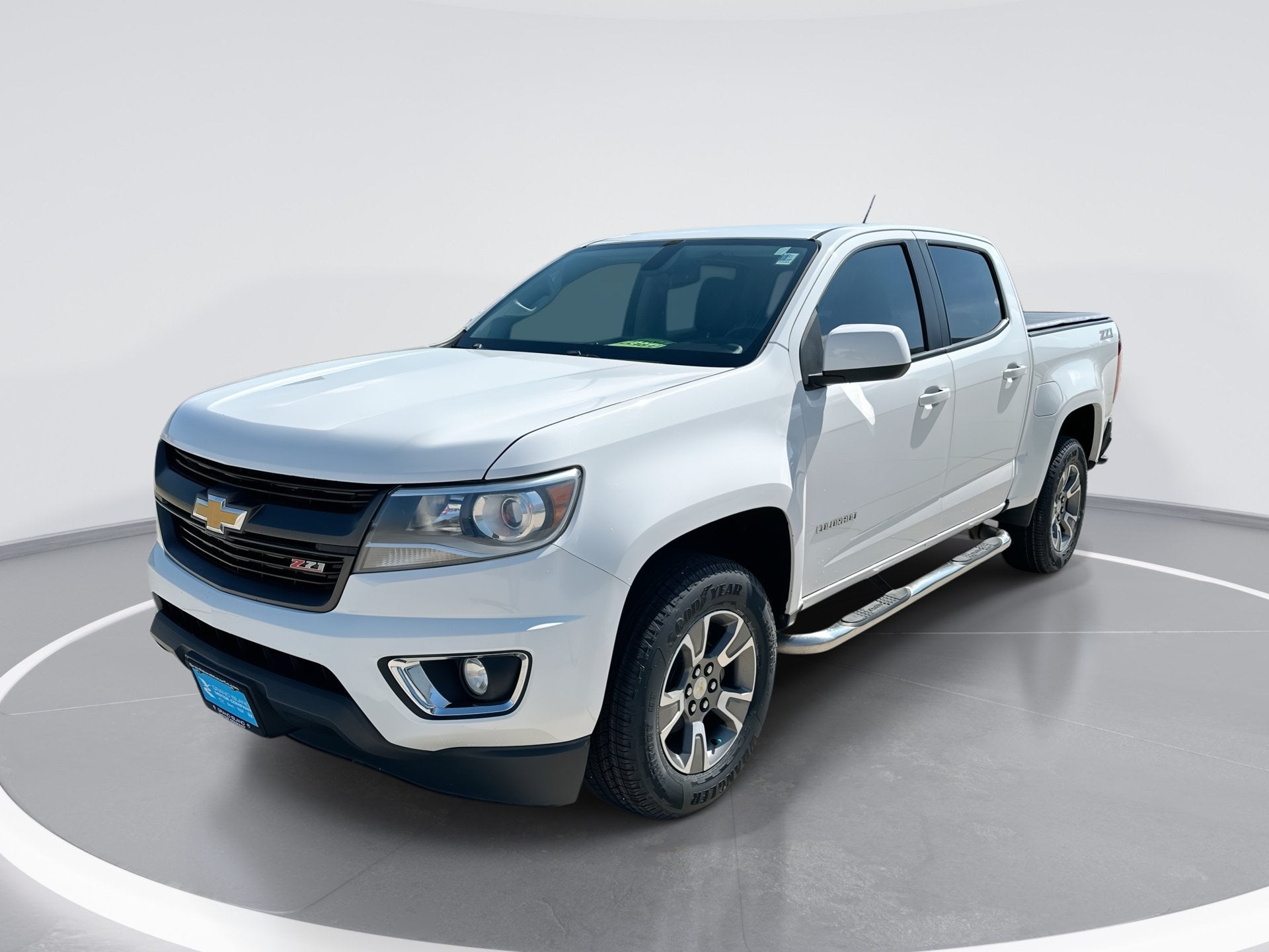 2015 Chevrolet Colorado 4WD Z71 in Summit White — front three-quarter view