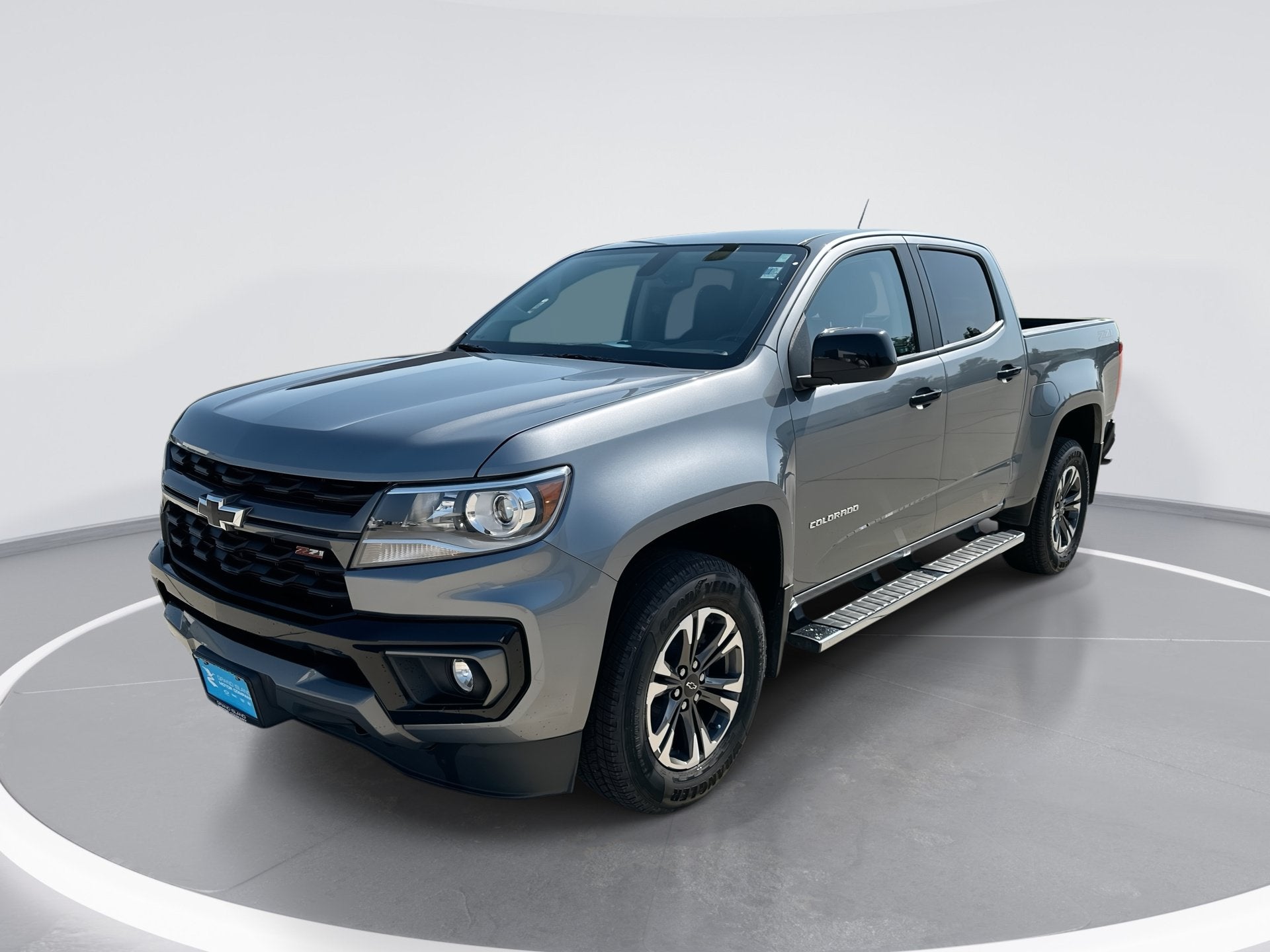 2021 Chevrolet Colorado 4WD Z71 in Satin Steel Metallic — front three-quarter view