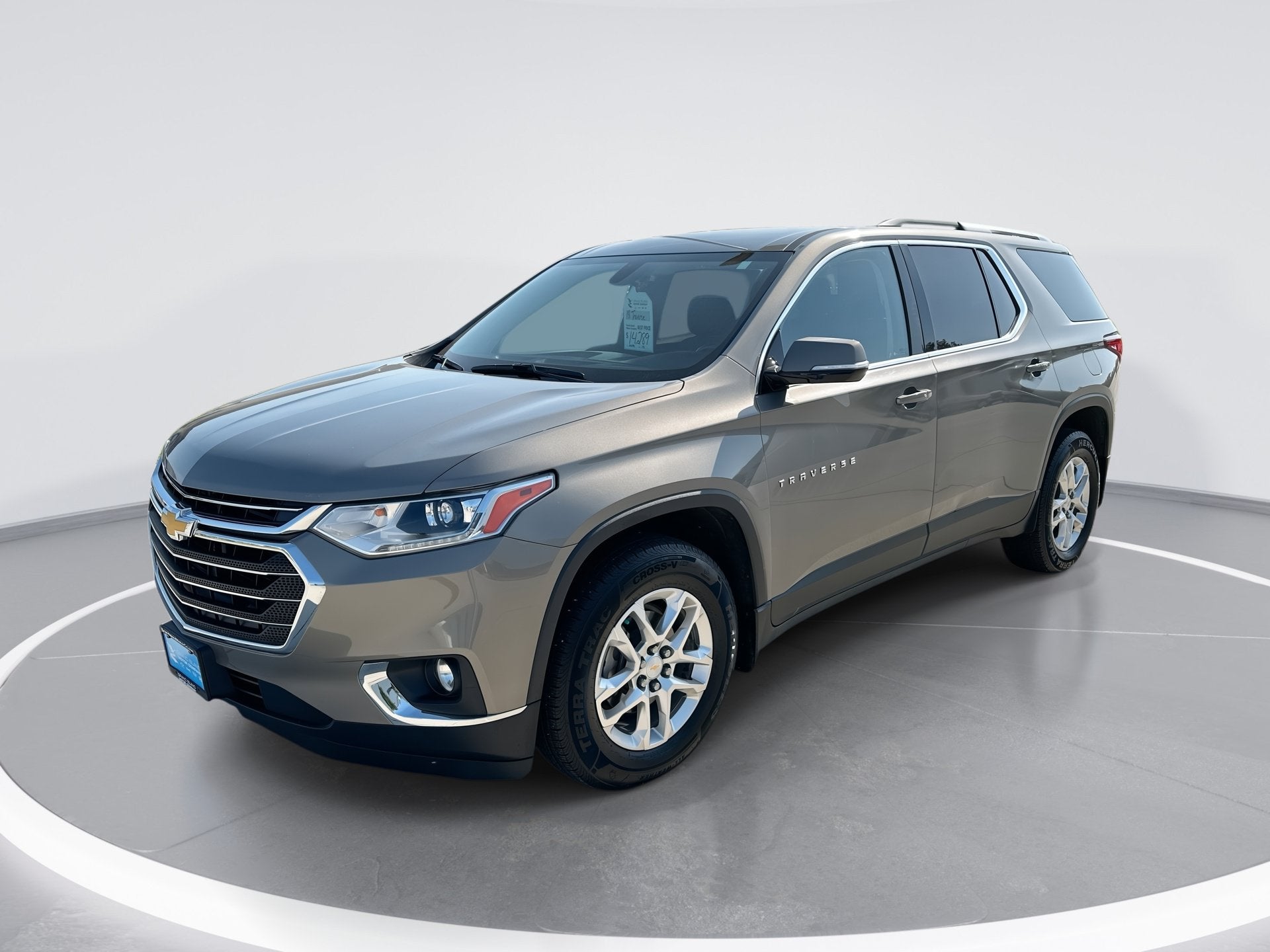 2018 Chevrolet Traverse LT Cloth in Pepperdust Metallic — front three-quarter view