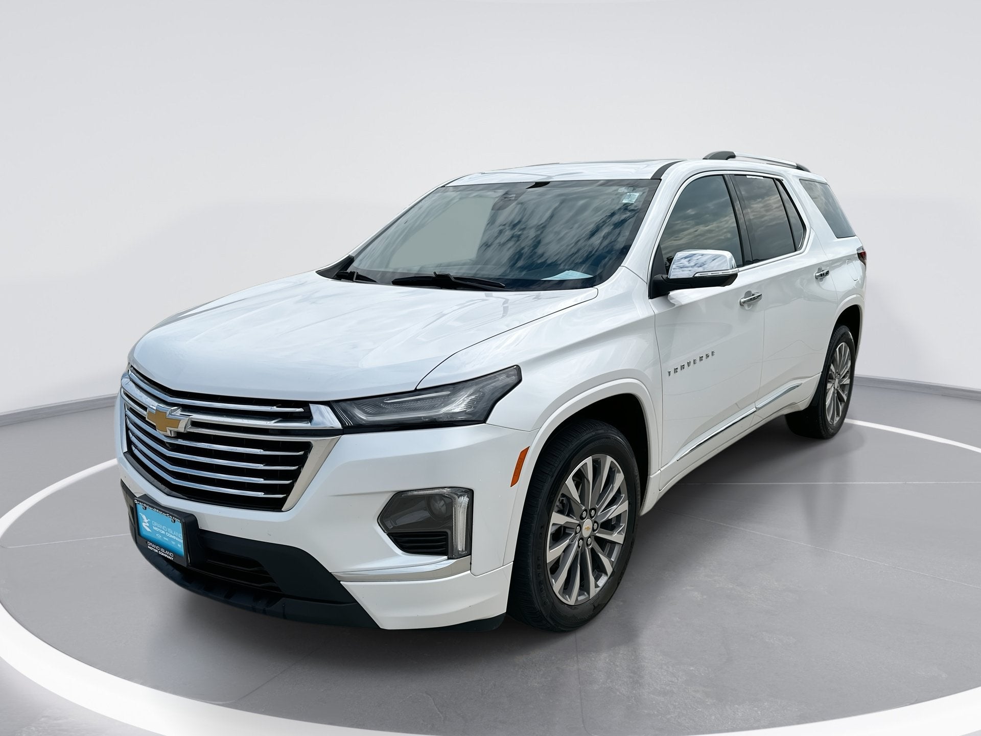 2022 Chevrolet Traverse Premier in Iridescent Pearl Tricoat — front three-quarter view