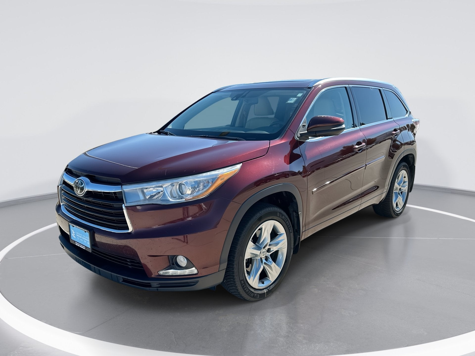 2015 Toyota Highlander Limited in Ooh La La Rouge — front three-quarter view